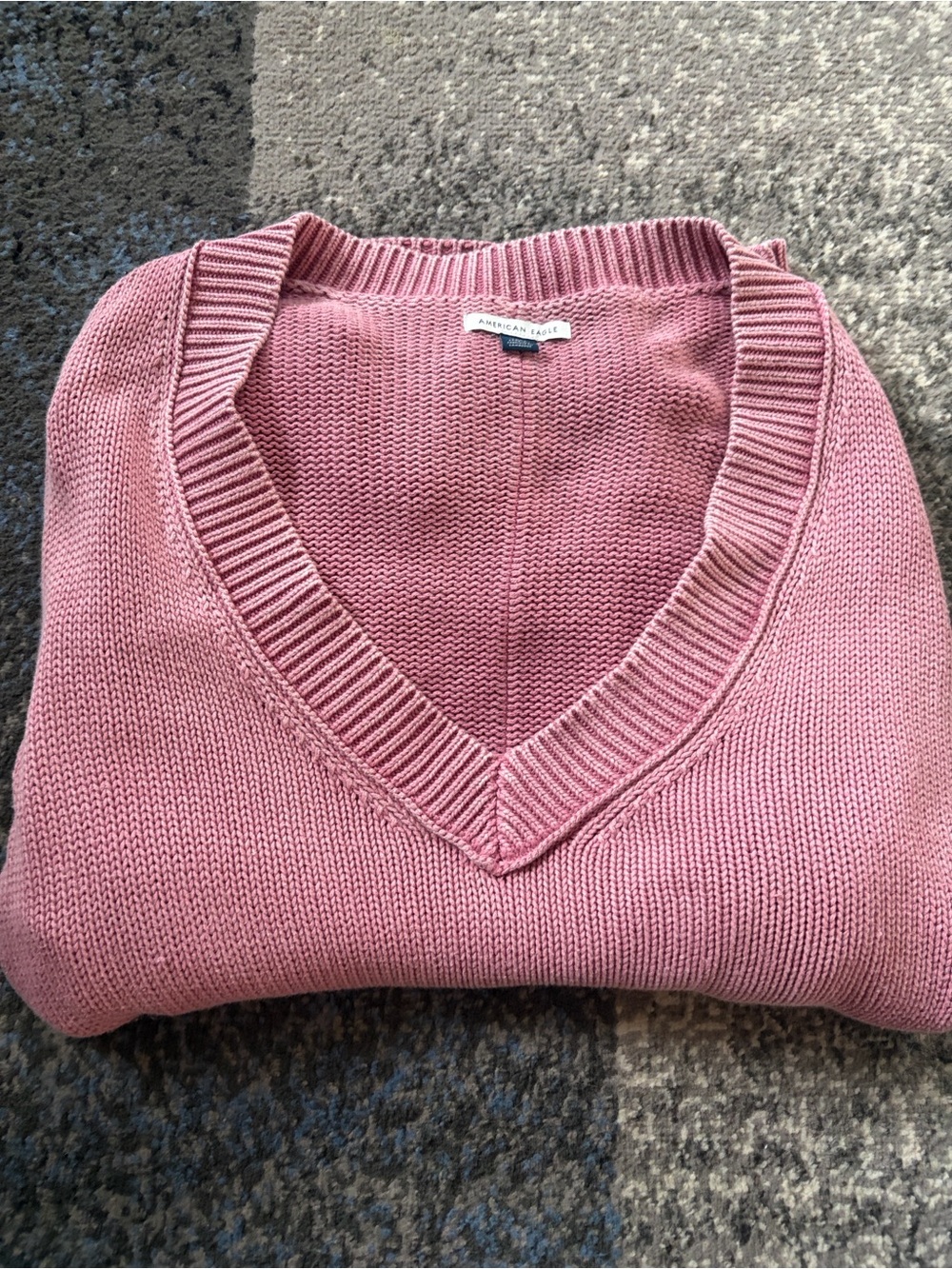 American Eagle Outfitters V-Neck Sweater in Dusty Pink oversized fit